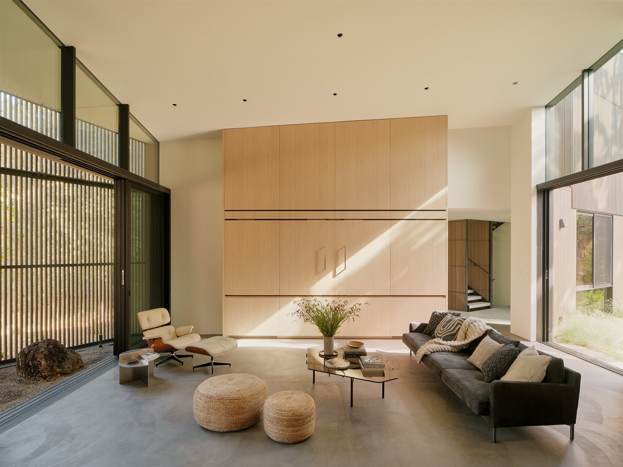 Salon con mueble de madera y suelos de cemento publido