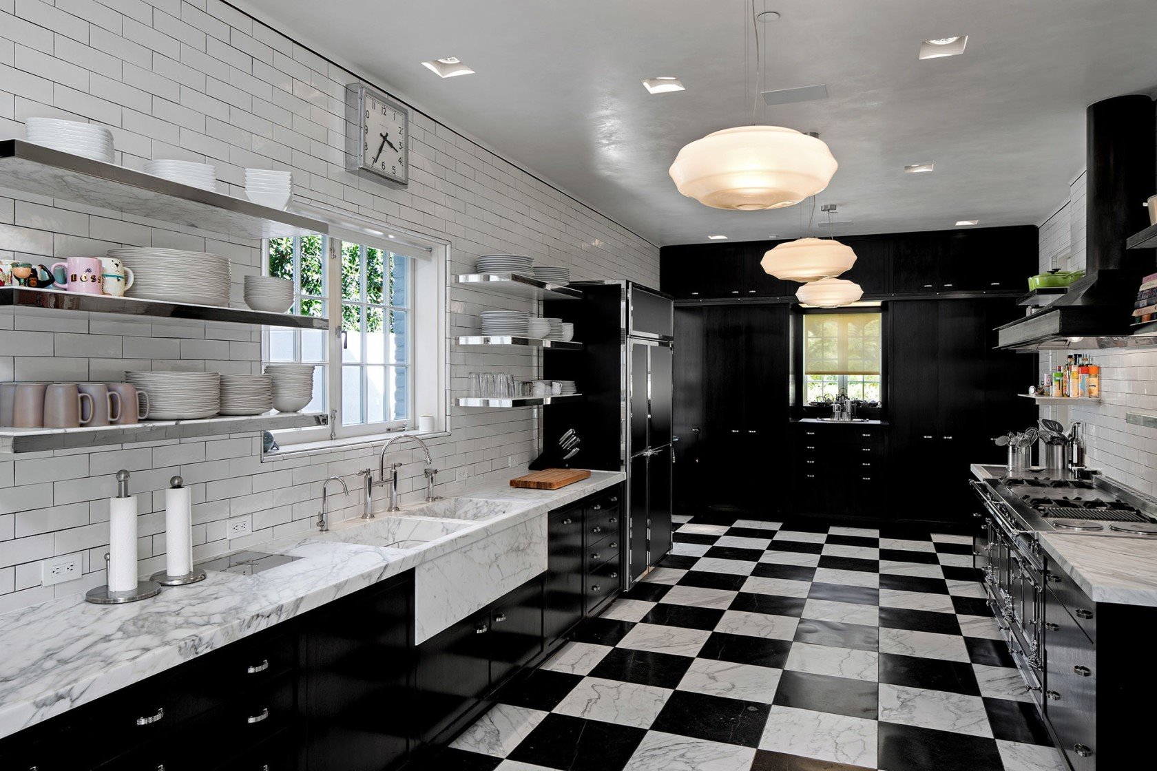 Cocina con suelo blanco y negro casa brad pitt y jennifer aniston