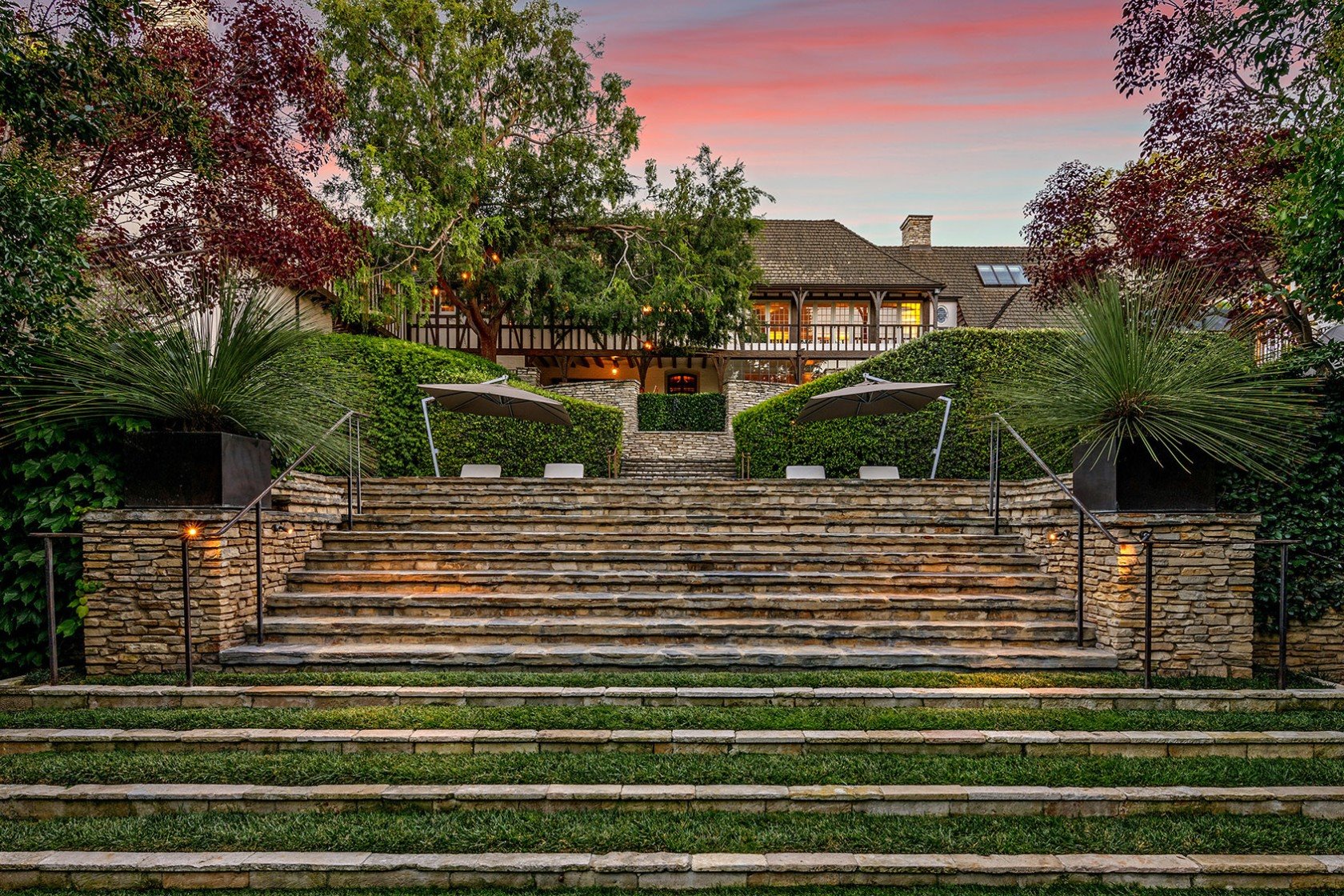 Escalera de acceso casa brad pitt y jennifer aniston