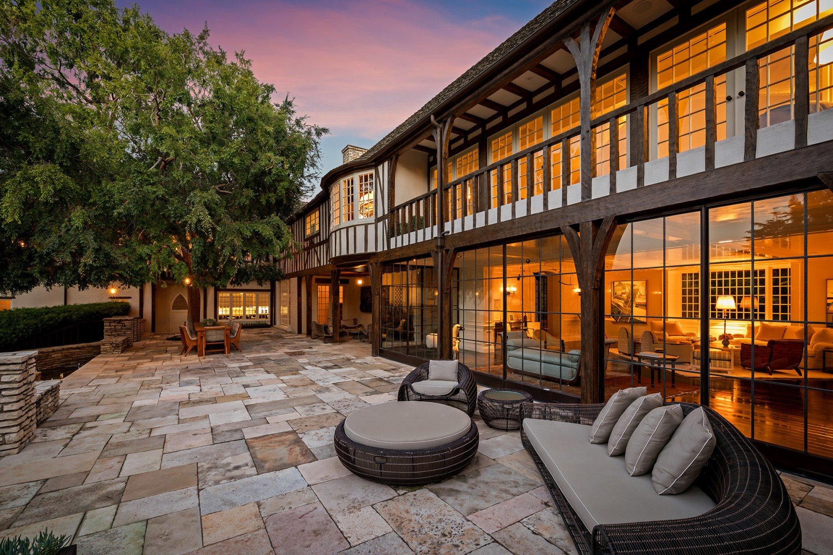 porche exterior casa brad pitt y jennifer aniston