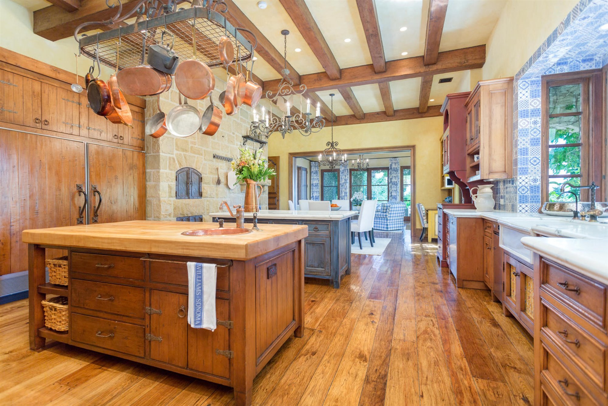 Cocina de madera  de la casa en Montecito del principe Harry y Meghan Markle