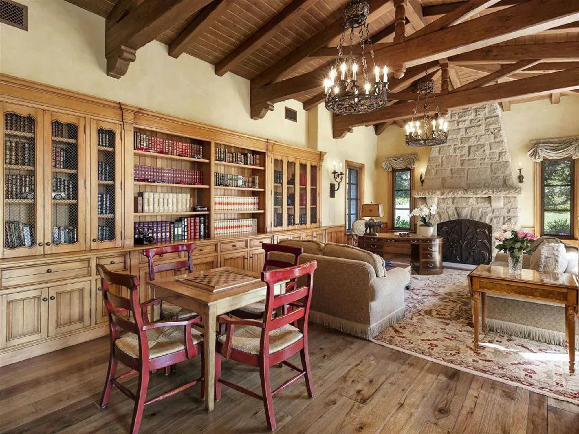Comedor y salon con chimenea  de la casa en Montecito del principe Harry y Meghan Markle