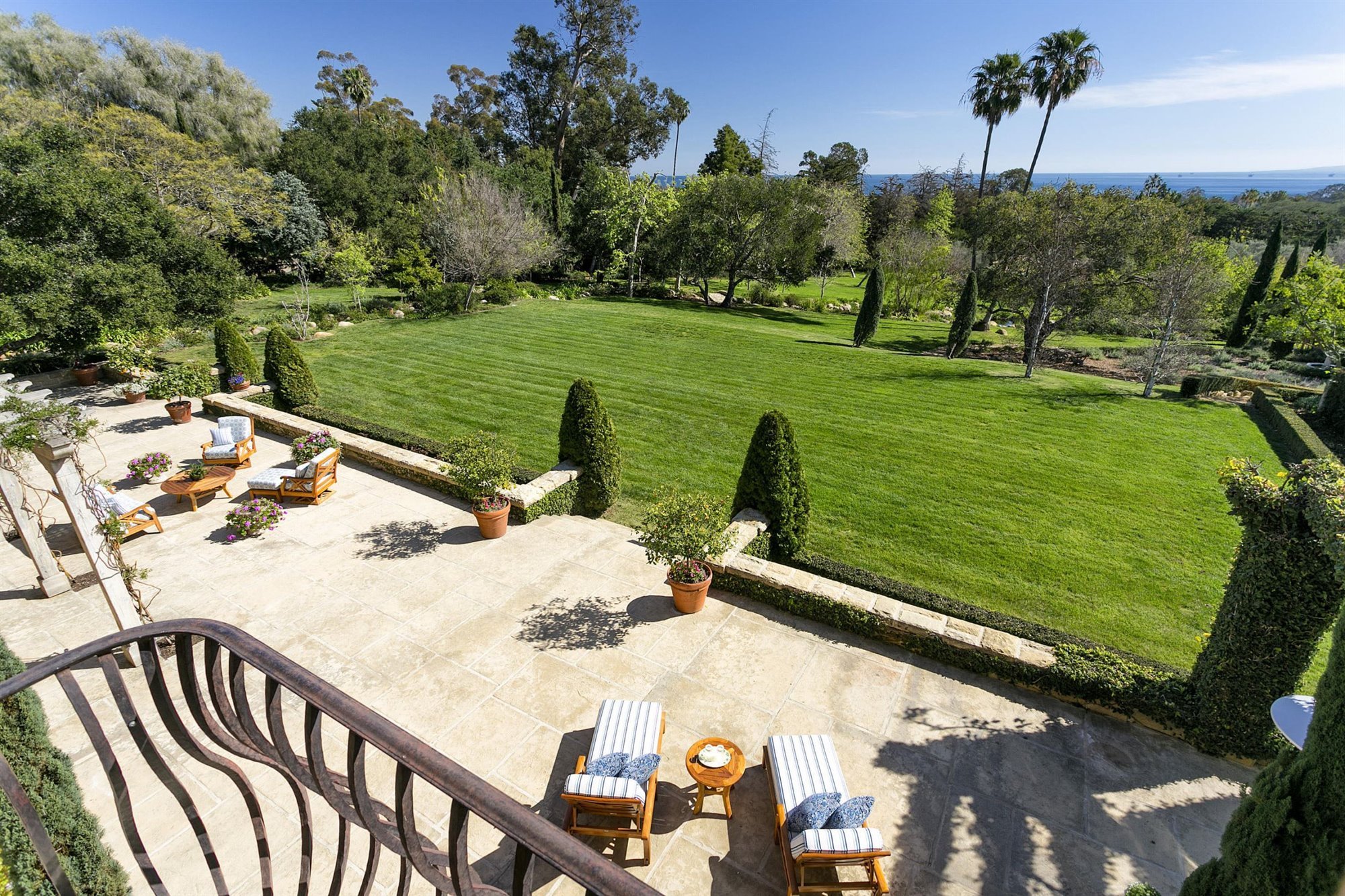 Porche exterior  de la casa en Montecito del principe Harry y Meghan Markle
