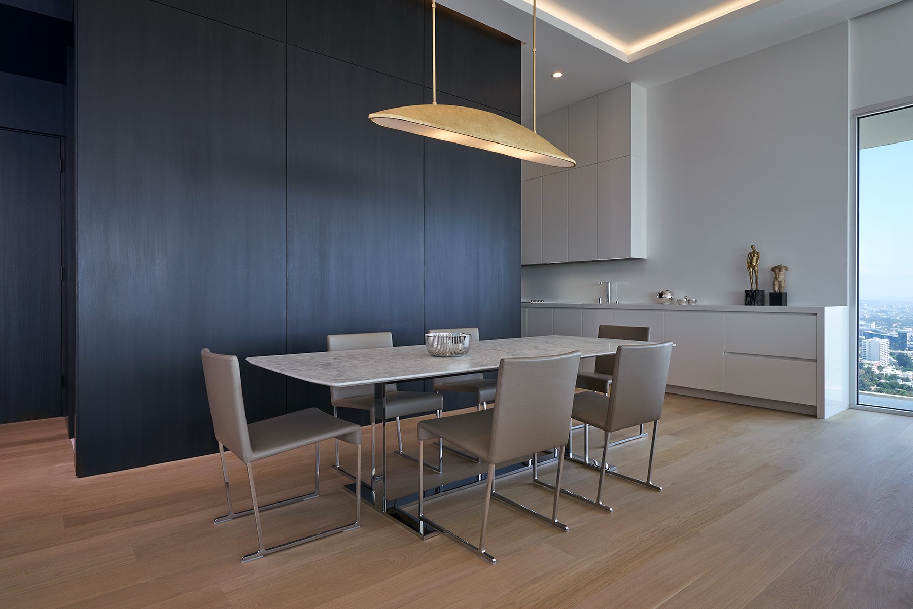 Cocina con comedor de uno de los apartamentos de las Sierra Tower