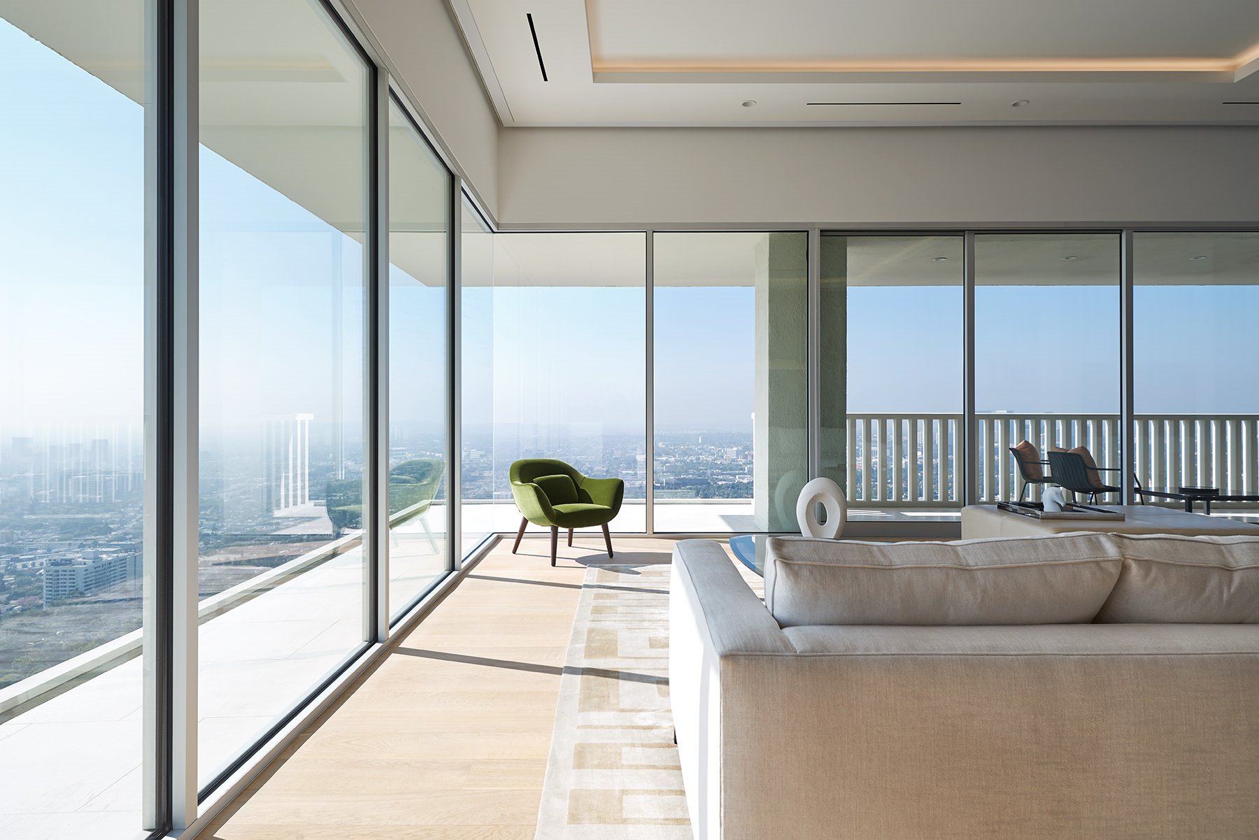 Salon abierto a la terraza de un apartamento de las Sierra Tower