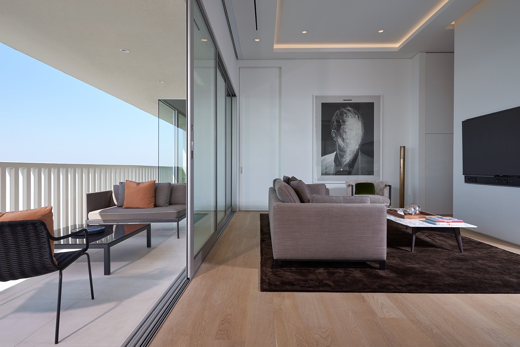 Salon abierto de uno de los apartamentos de las Sierra Tower