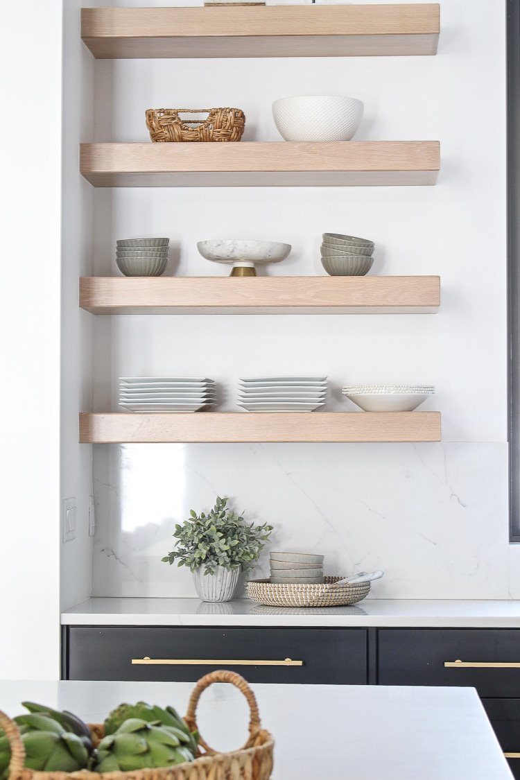 Cocina con estantes