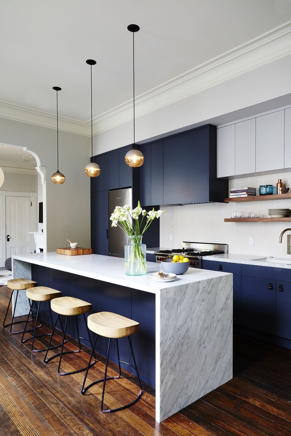 Cocina con isla de marmol y frontales de color azul