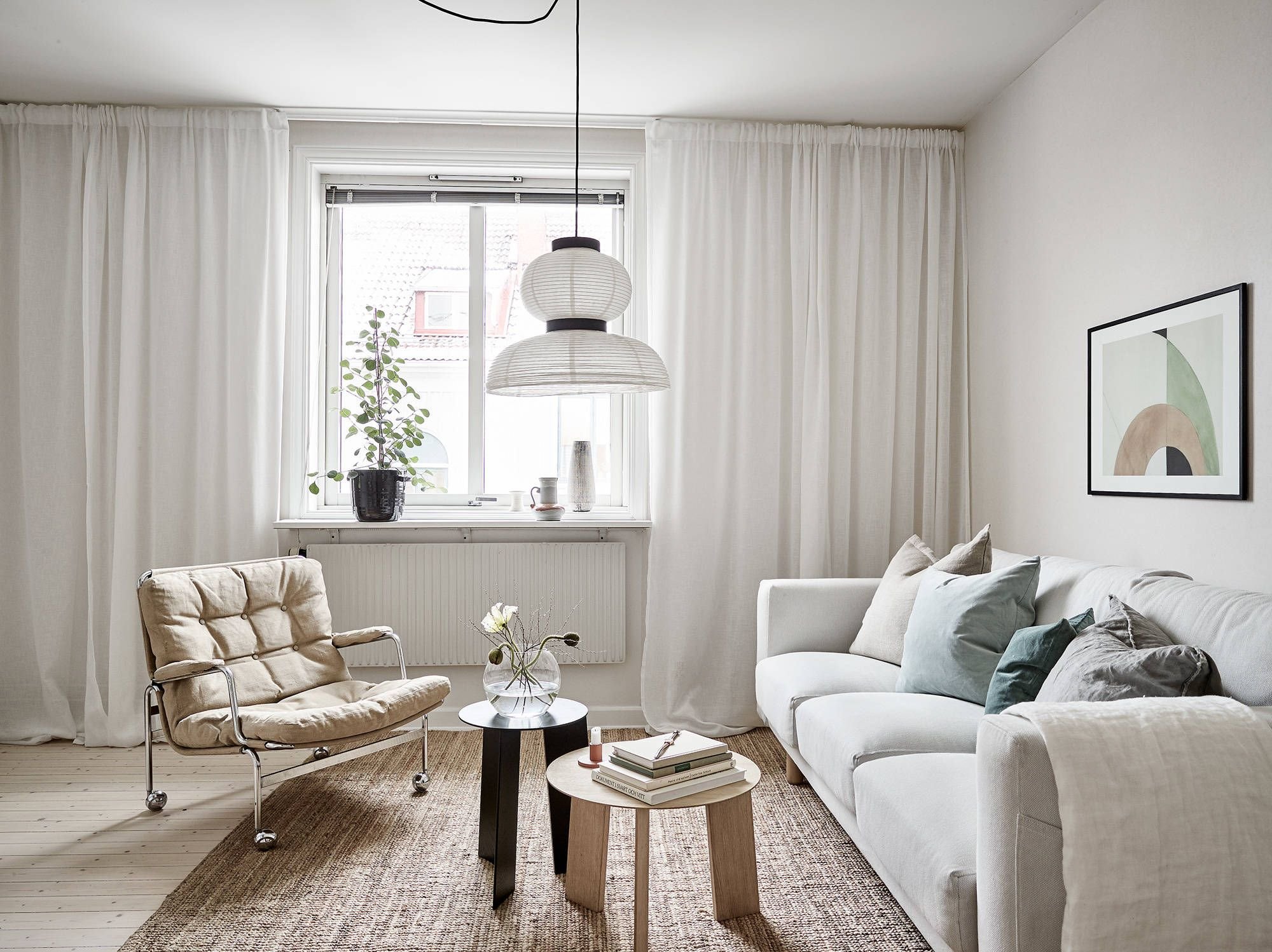 Salon con lampara de techo de papel y sofa blanco