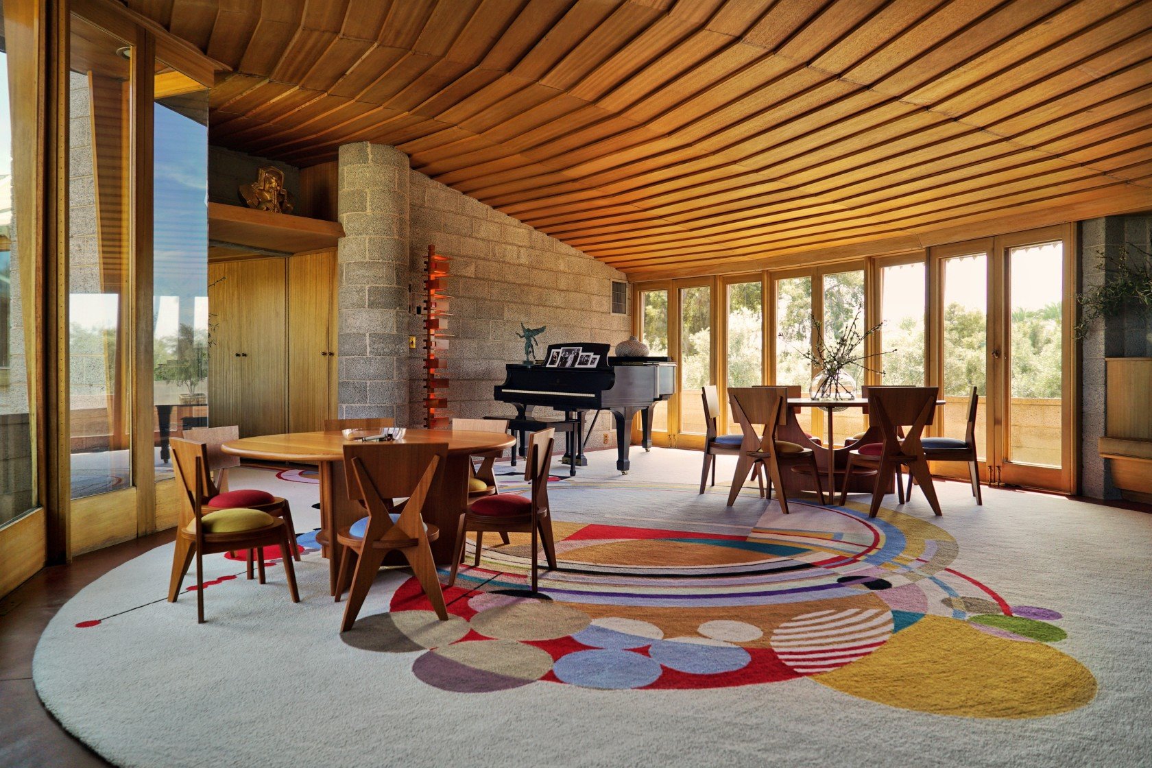 Salón con techos de madera de la Casa del hijo de Frank Lloyd Wright en Espiral