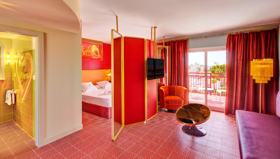 Las habitaciones están equipadas por las enseñas ya habituales del grupo, como los altavoces Marshall y las neveras SMEG, que en esta ocasión son rojas.