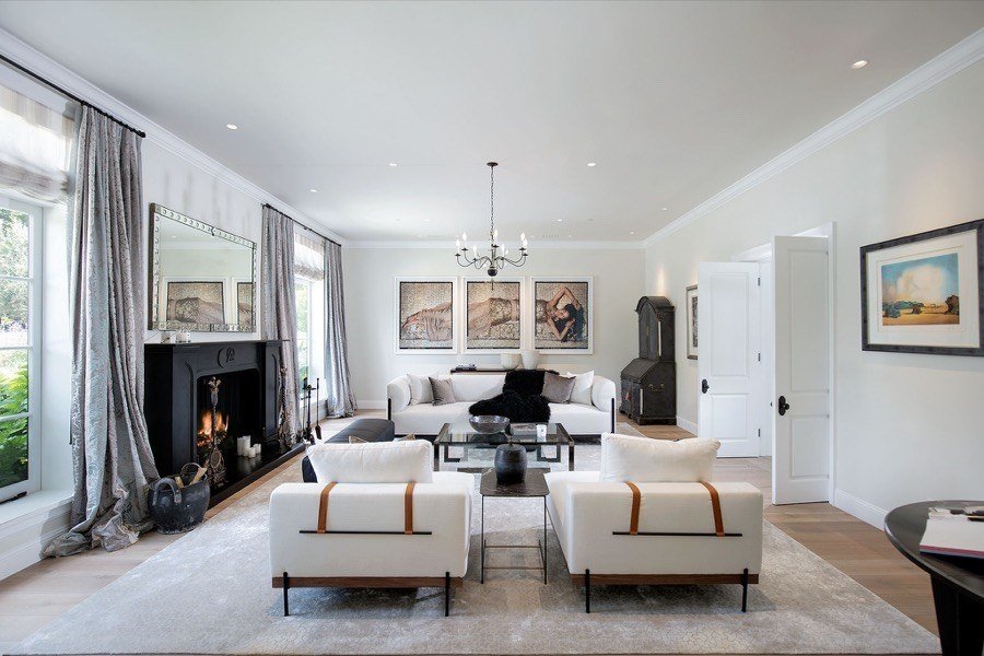 Salon con chimenea casa Justin Bieber y Hailey Baldwin
