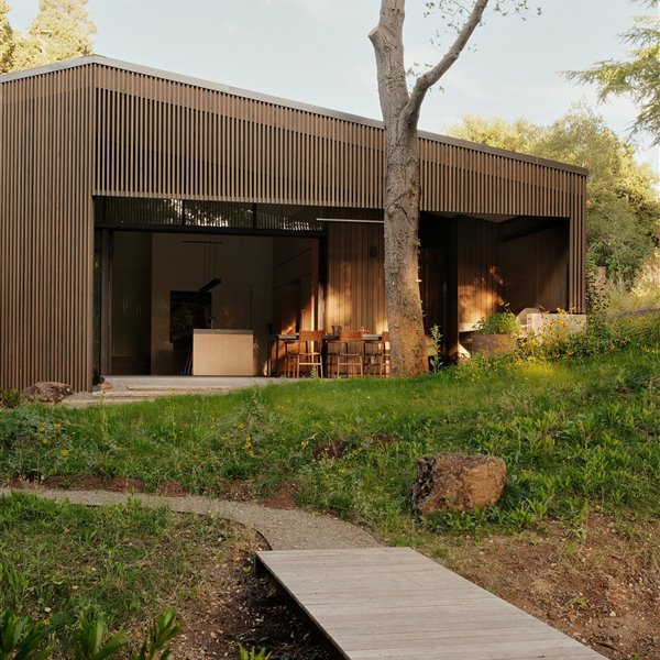 Una casa en el bosque con interiores calmados y vistas espectaculares