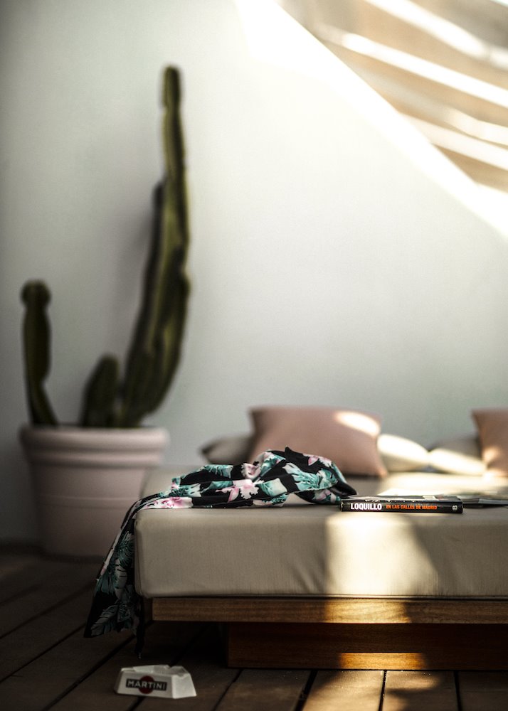 No hay detalle descuidado para crear la atmosfera: libro de Loquillo, cenicero y cactus en la terraza, a modo de chill-out.