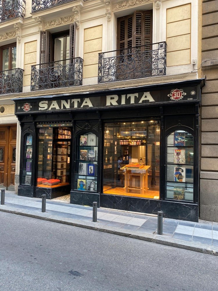 El edificio es parte del paisaje urbano.