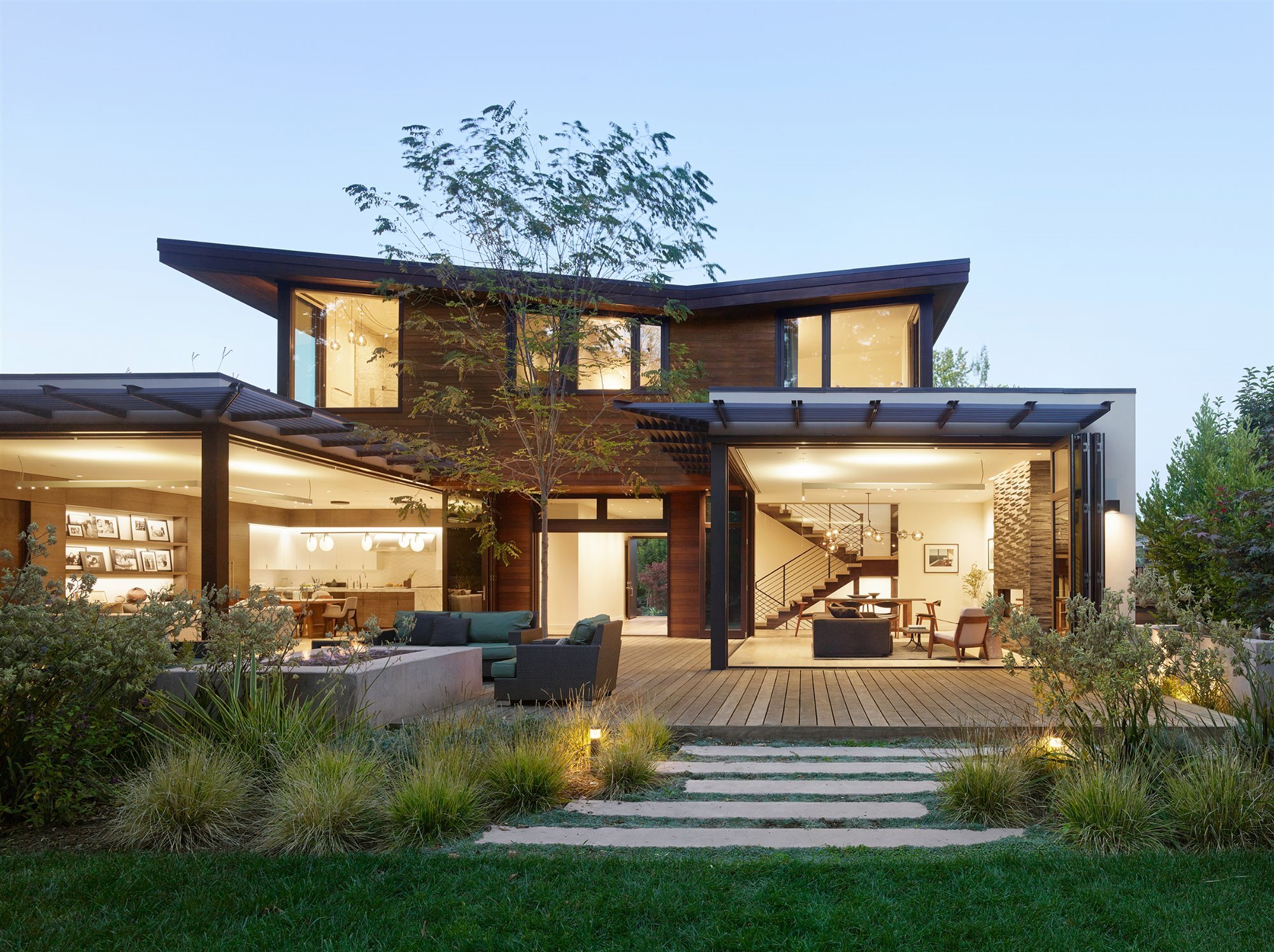 Casa con fachada de ladrillo e interiores con luces encendidas