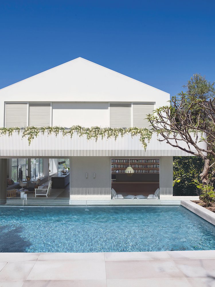 Casa moderna con fachada blanca y piscina