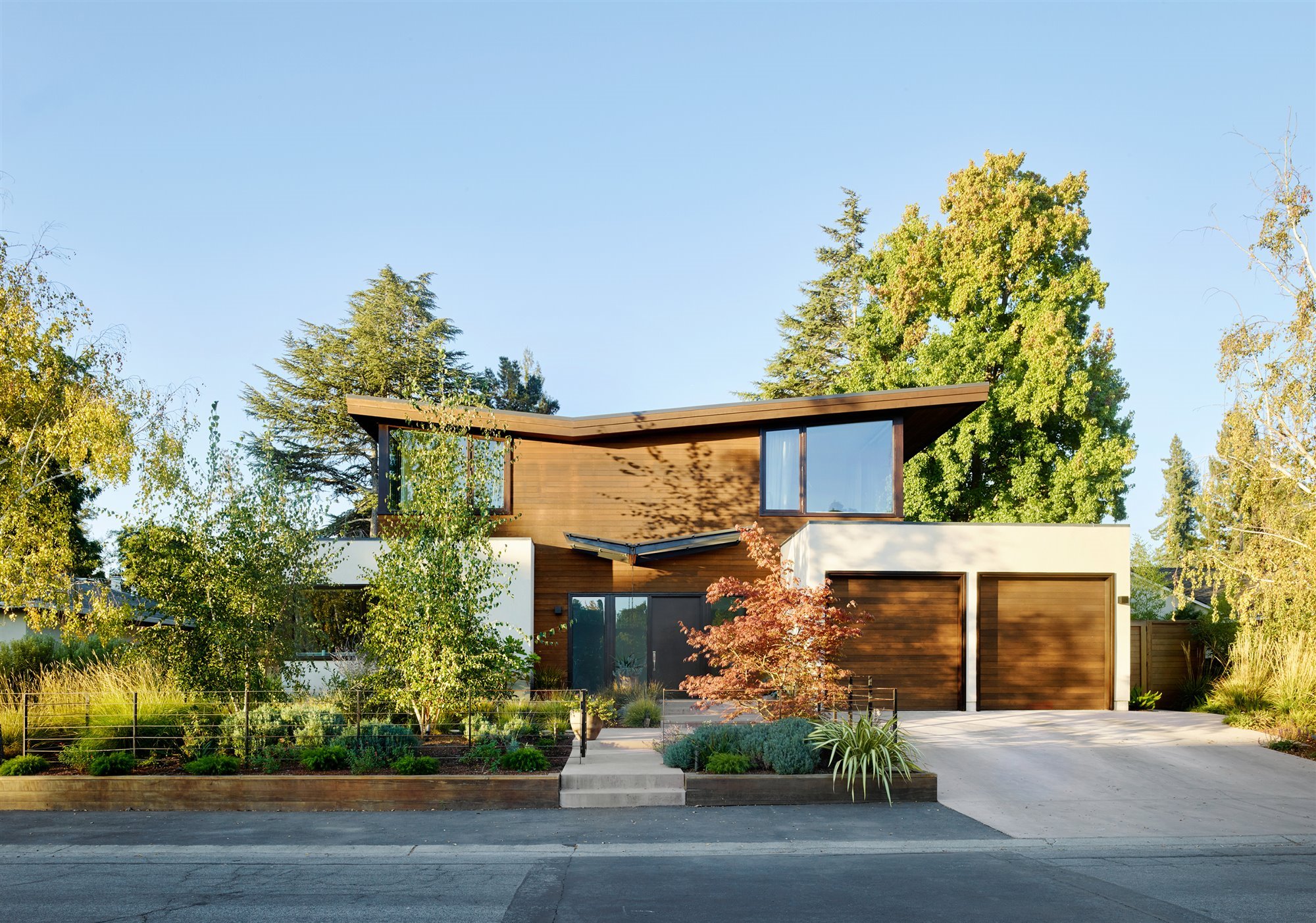Casa moderna con fachada de madera