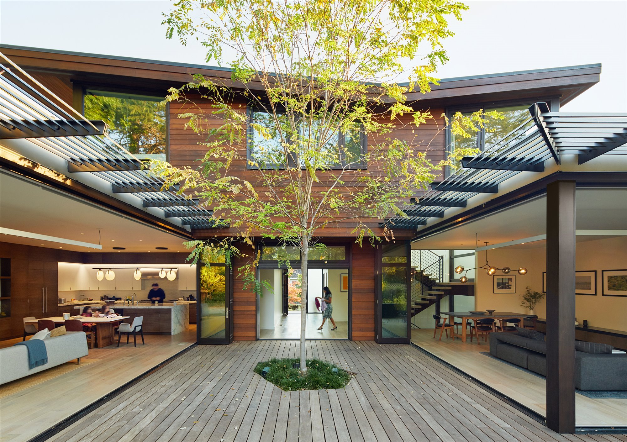 casa moderna con porche abierto de madera cocina comedor