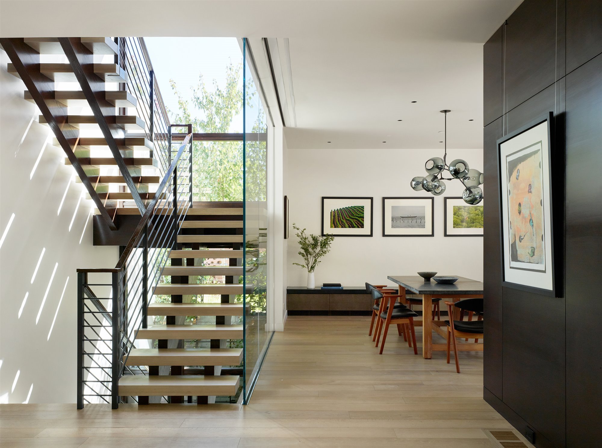 Escalera con comedor y lampara de cristal