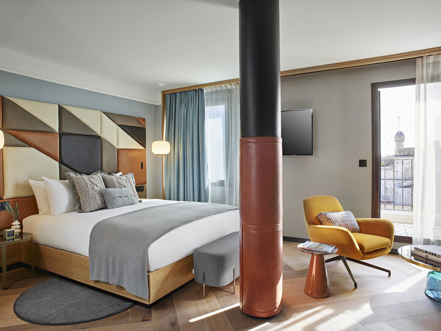 Habitacion con sillon amarillo del hotel vividora en Barcelona