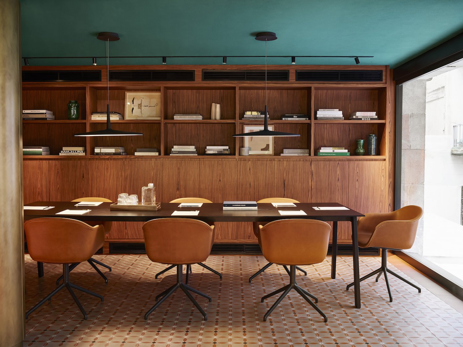 Sala de lectura del hotel vividora en Barcelona