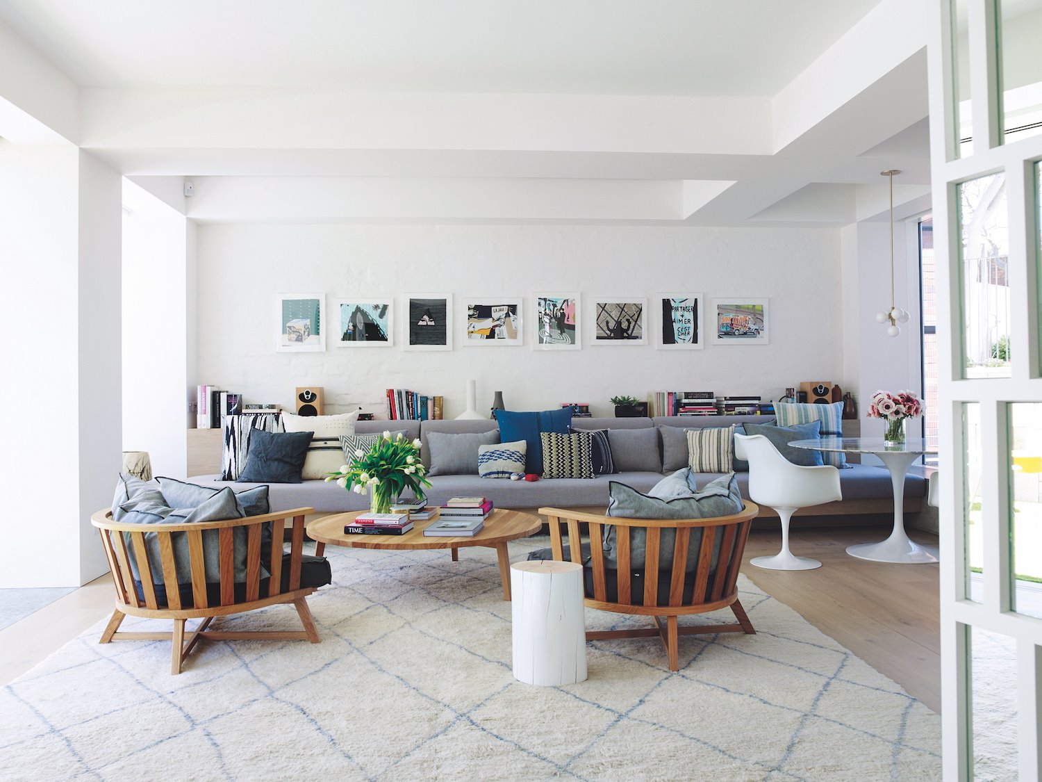 Salon con sofa gris