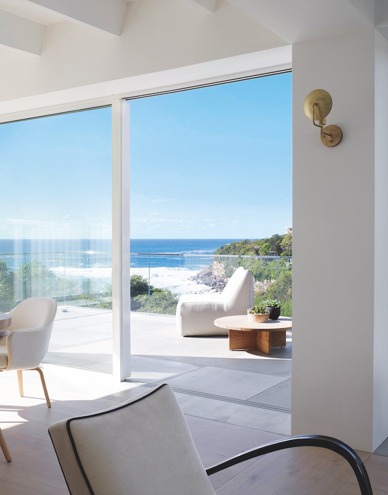 salon con vistas a la playa