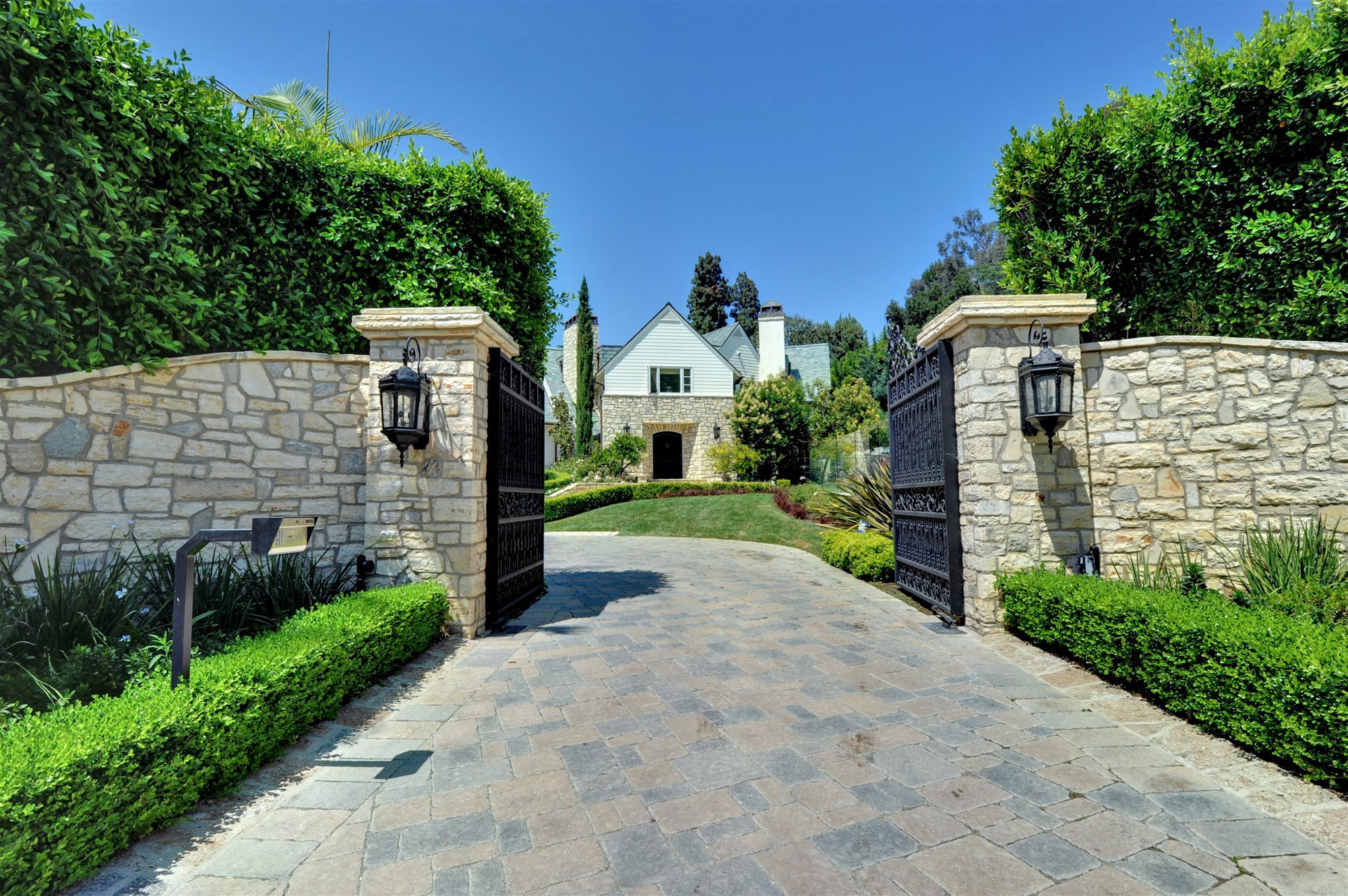 Entrada de la casa de Madonna en cuarentena