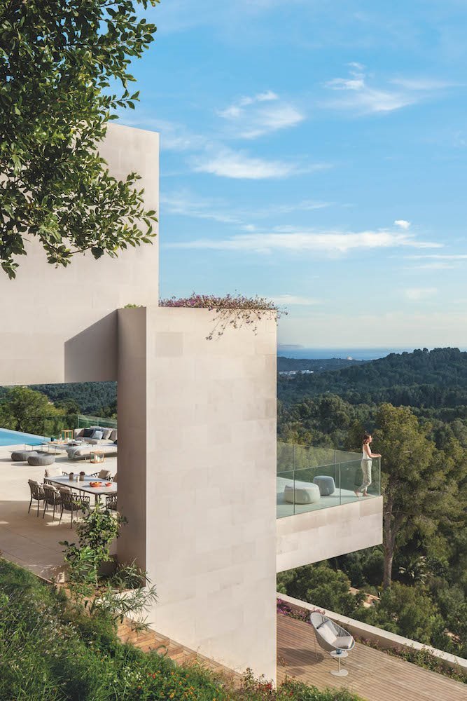 fachada-con-terraza-de-una-casa-moderna-en-mallorca a18eb169 667x1000