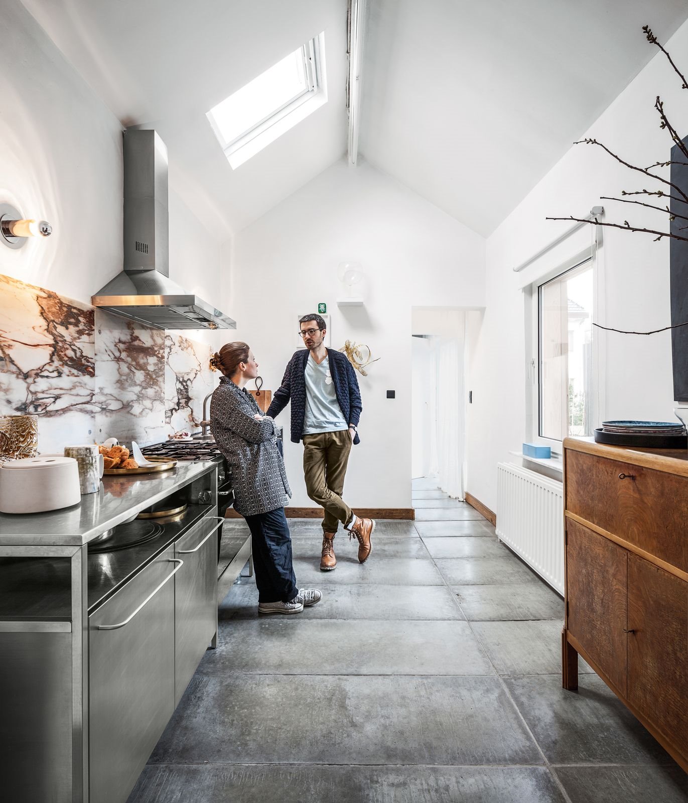 Pareja en una cocina de estilo industrial