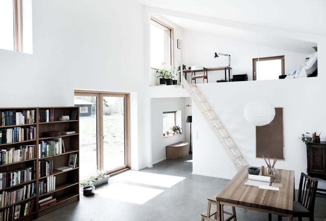 Casa con estudio situado en una zona elevada con paredes de color blanco