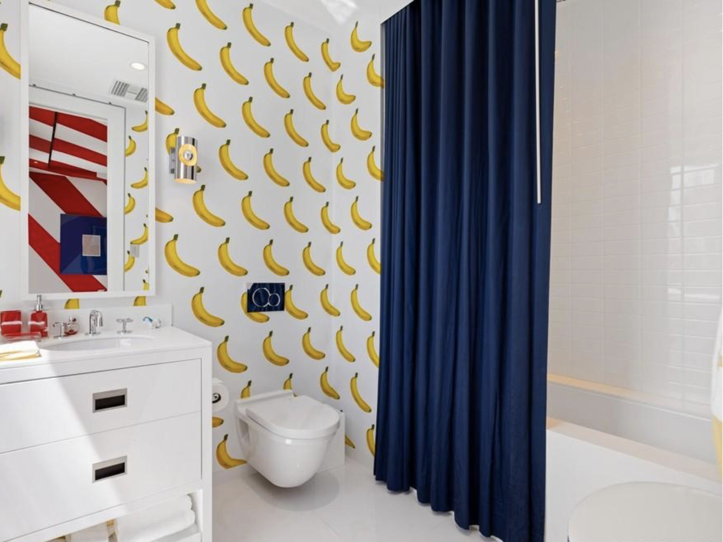 Casa Tommy Hilfiger baño con papel pintado de platanos