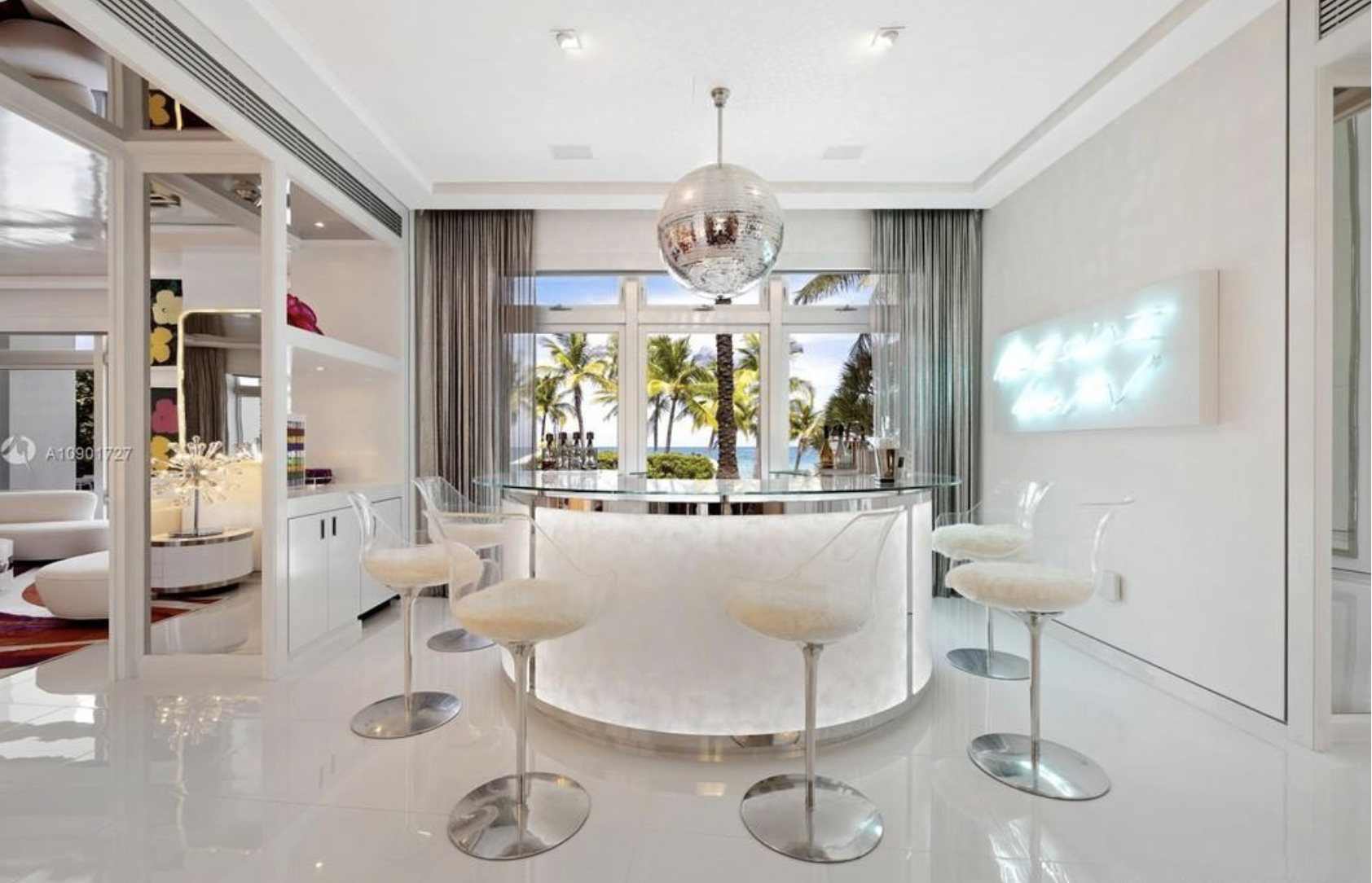 Casa Tommy Hilfiger bar con taubretes transparentes