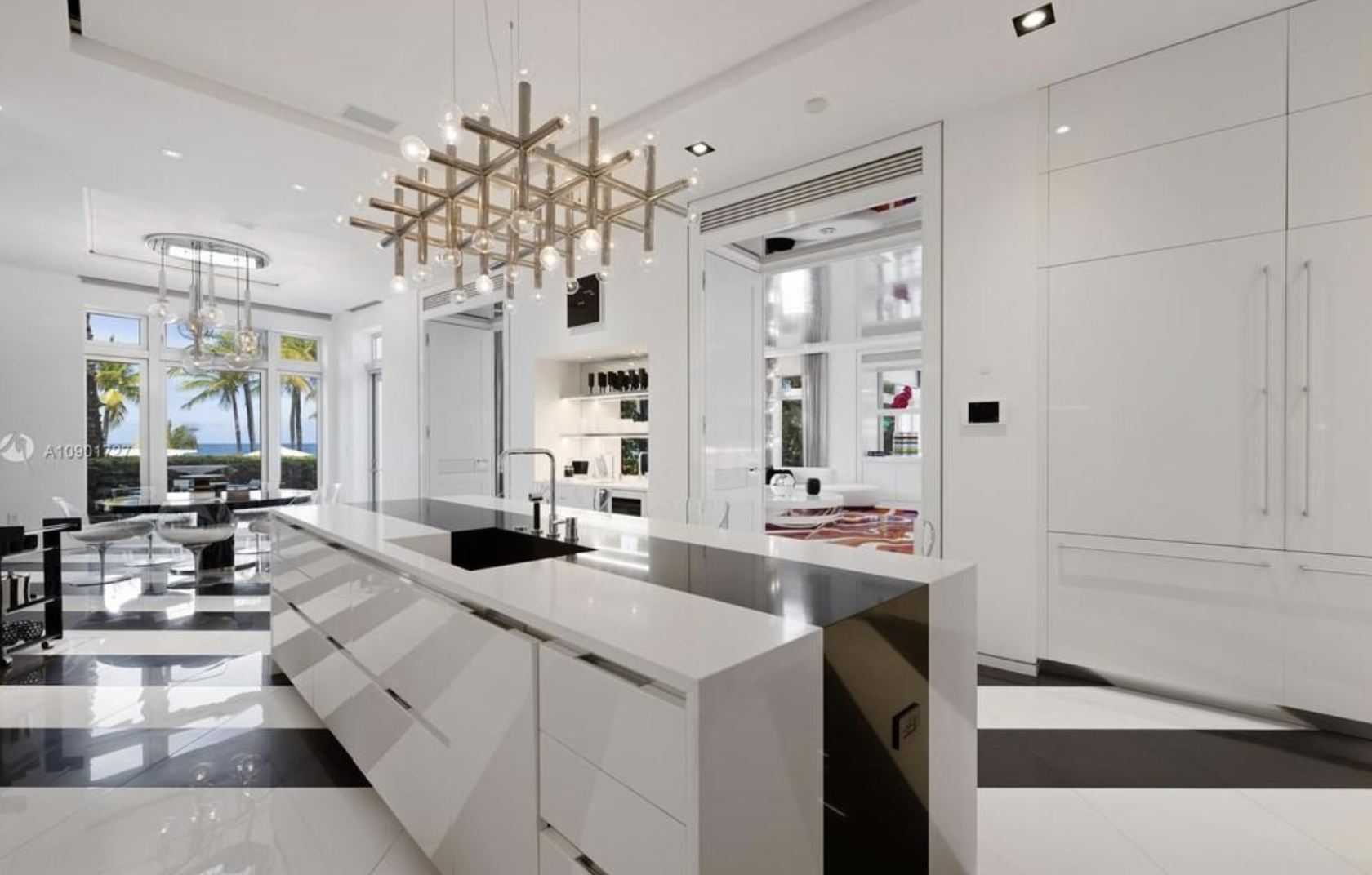 Casa Tommy Hilfiger cocina con isla muebles lacados