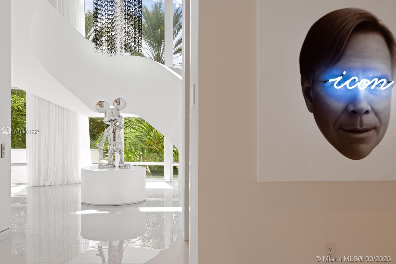 Casa Tommy Hilfiger escultura Mickey Mouse