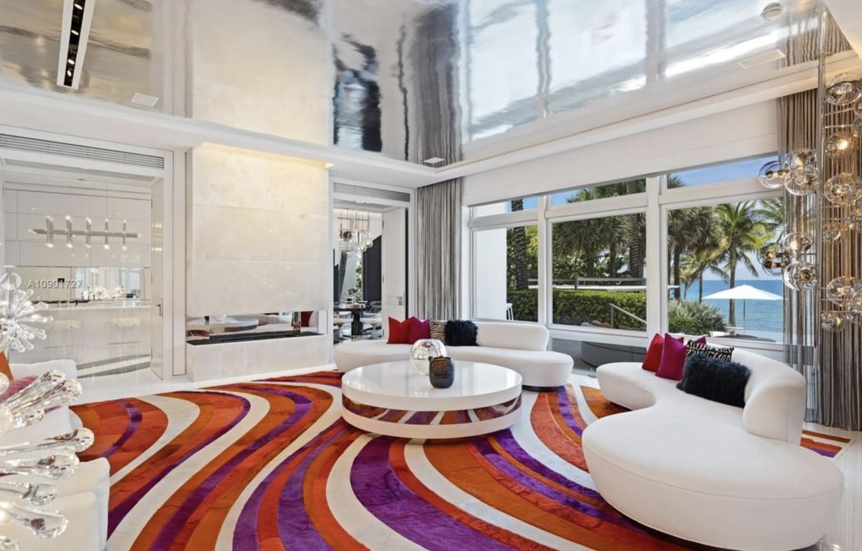 Casa Tommy Hilfiger salon con alfombra roja y lila