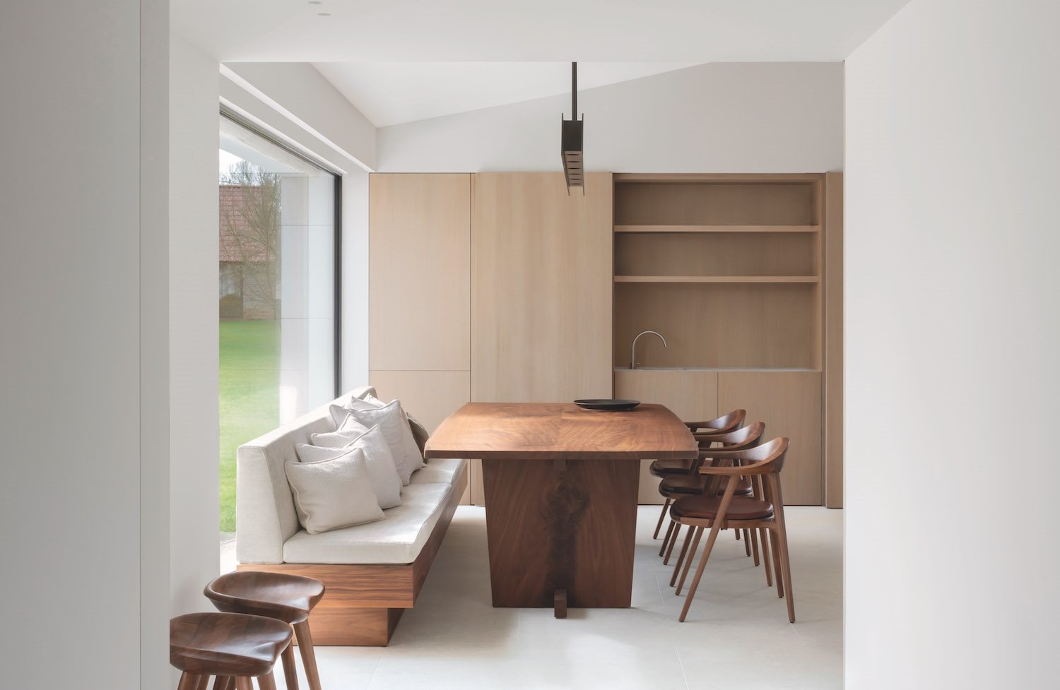 Comedor con mesa de madera y banco