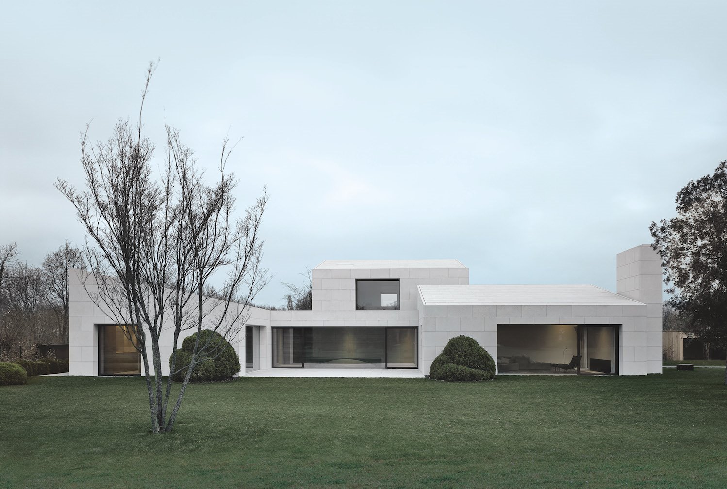 Fachada blanca de una casa diseñada por Vincent van Duysen