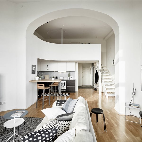 Piso con doble altura y arcos