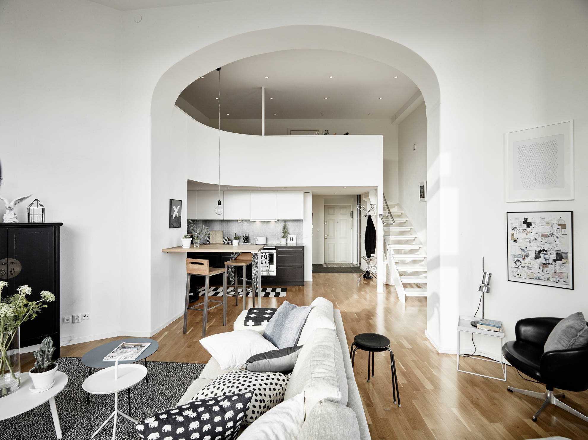 Piso con doble altura y arcos