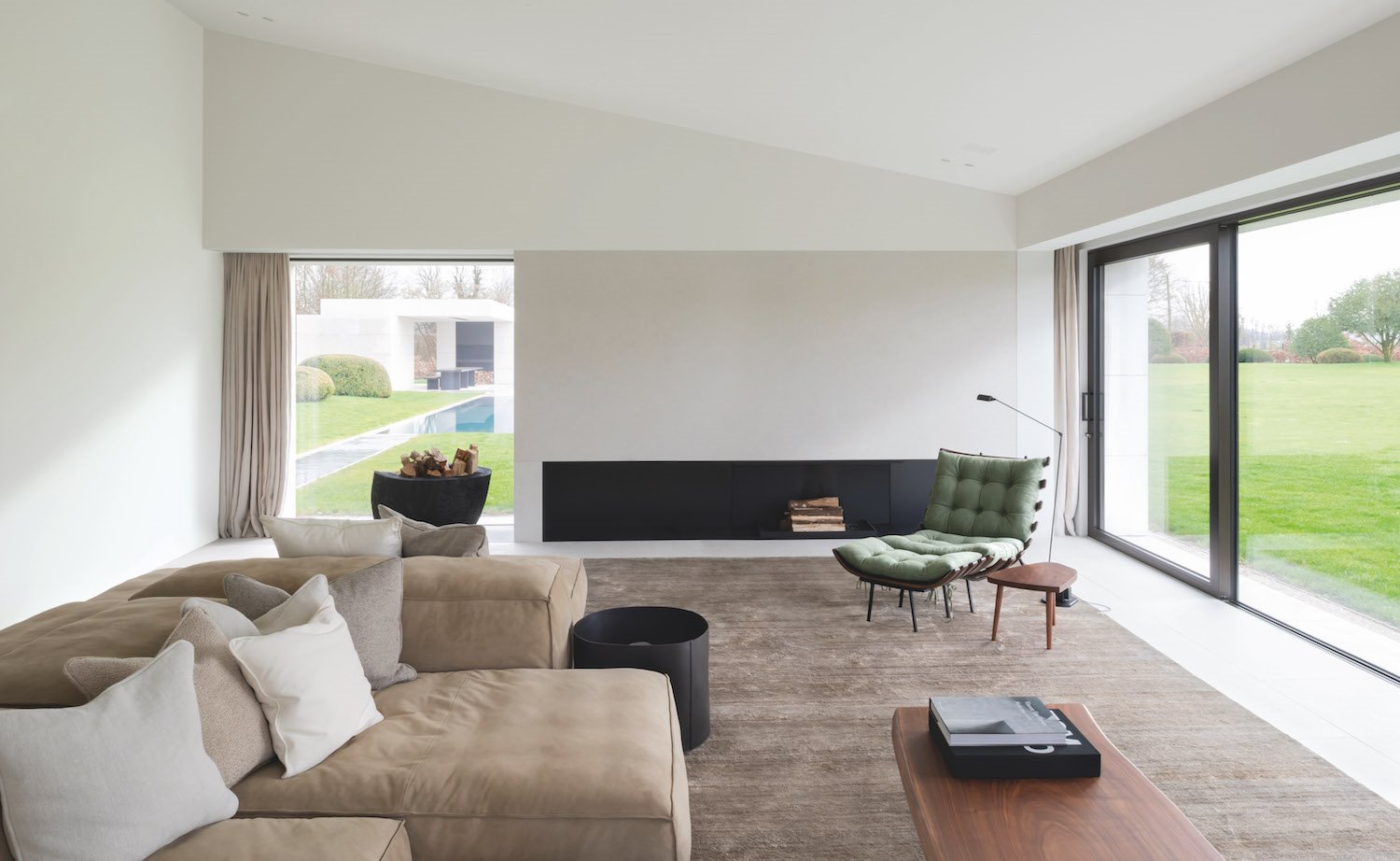 Salon con chimenea de una casa diseñada por Vincent van Duysen
