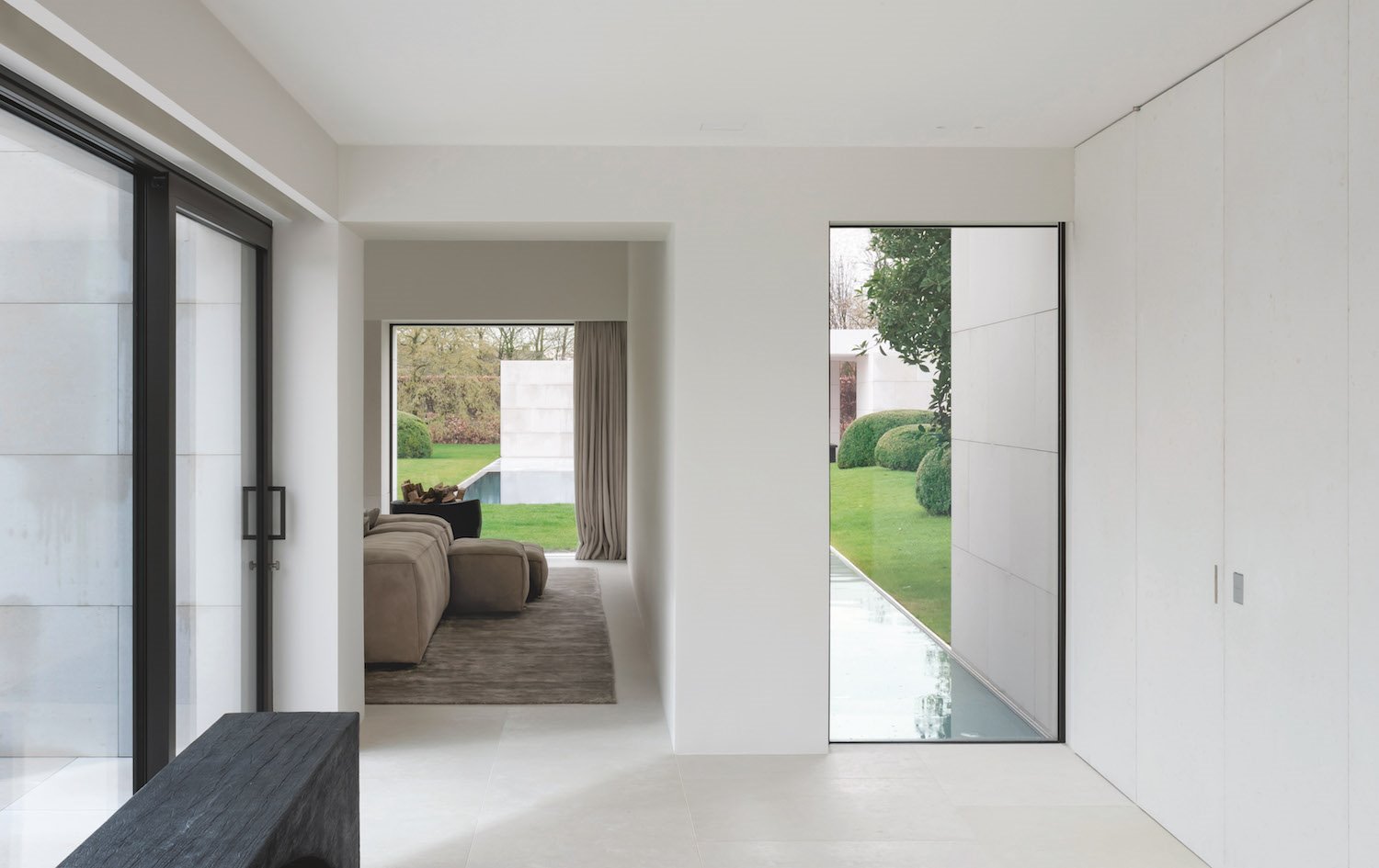 Salon y sofa de una casa blanca diseñada por Vincent van Duysen