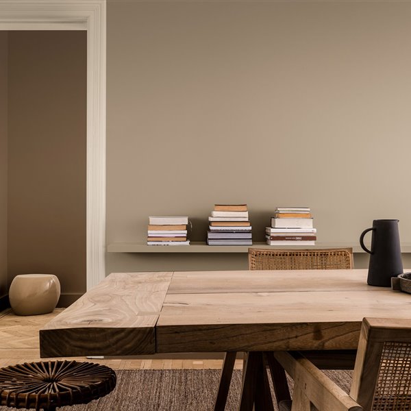 Color del año 2021 comedor con mesa de madera natural