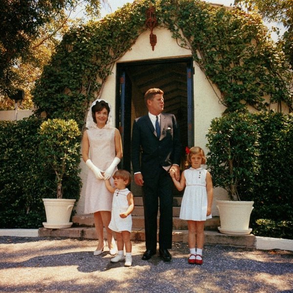 John F Kennedy y Jacquie Kennedy en la entrada de su casa de Palm Beach