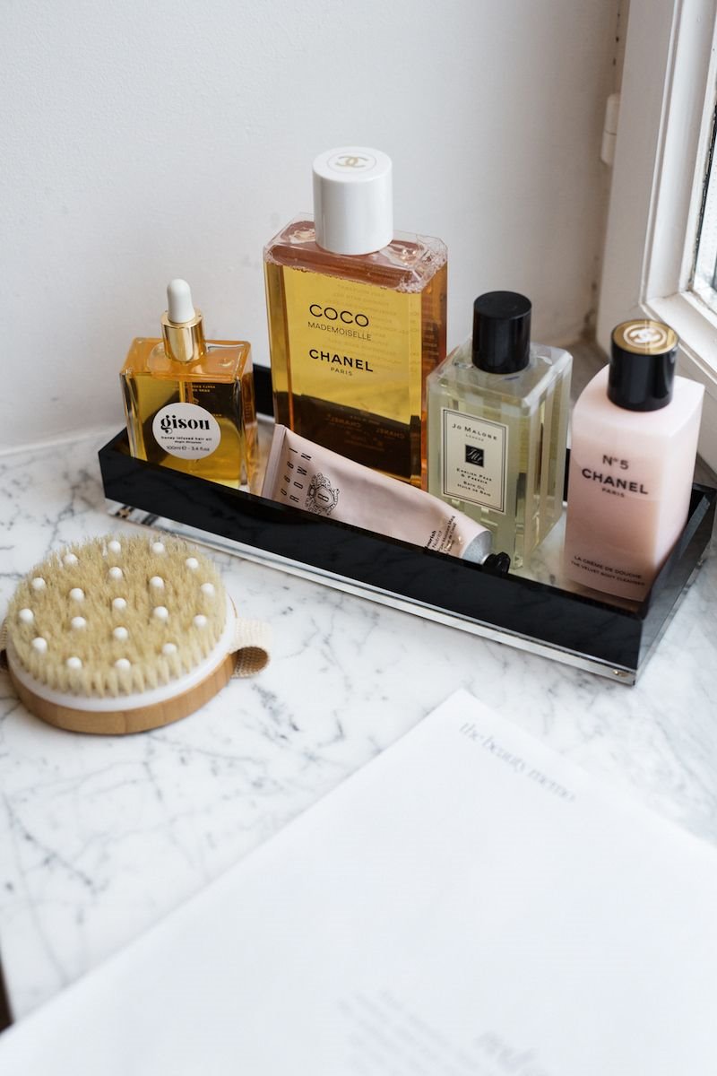 Baño con bandeja para el maquillaje y colonias