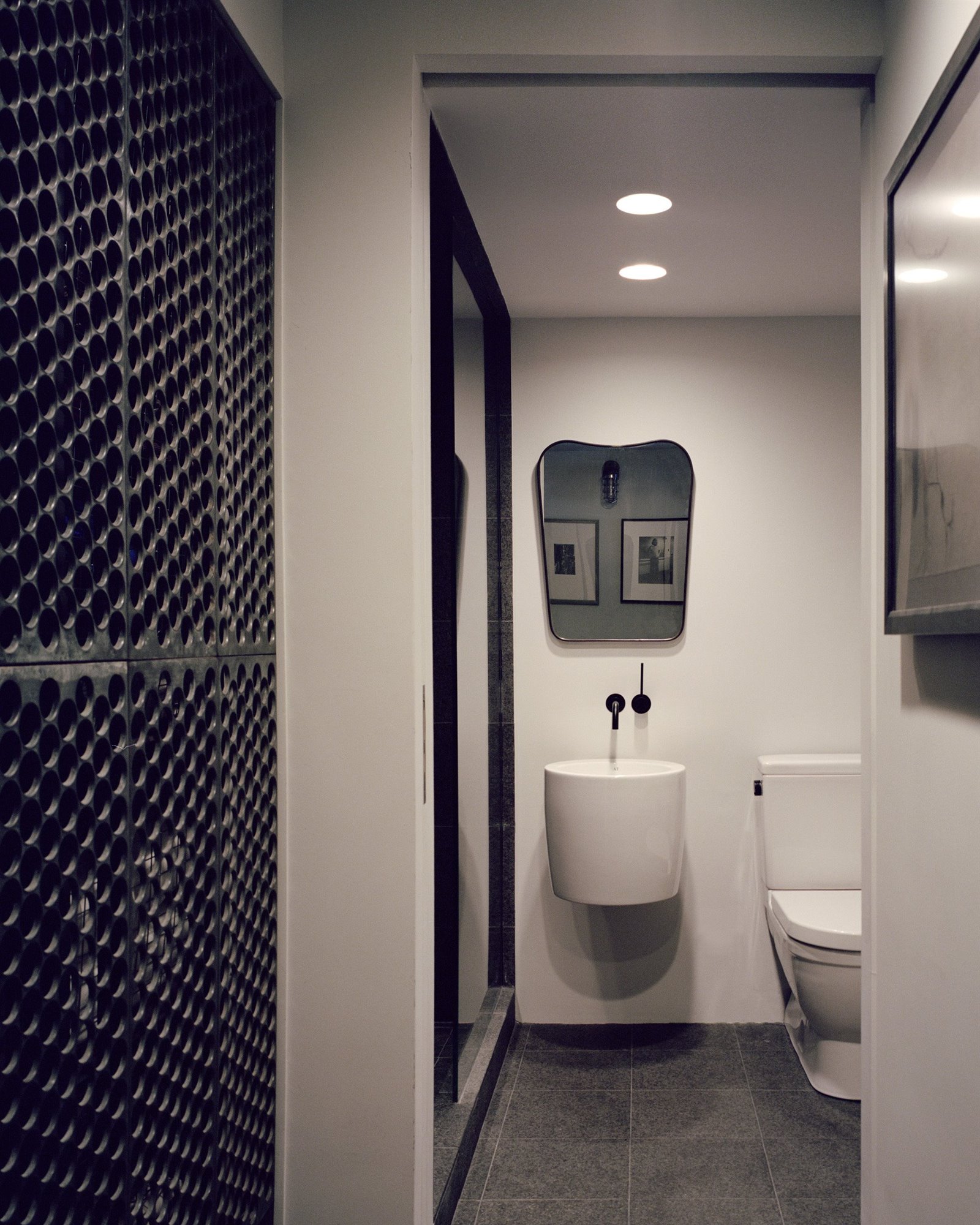 Baño con espejo con formas redondas