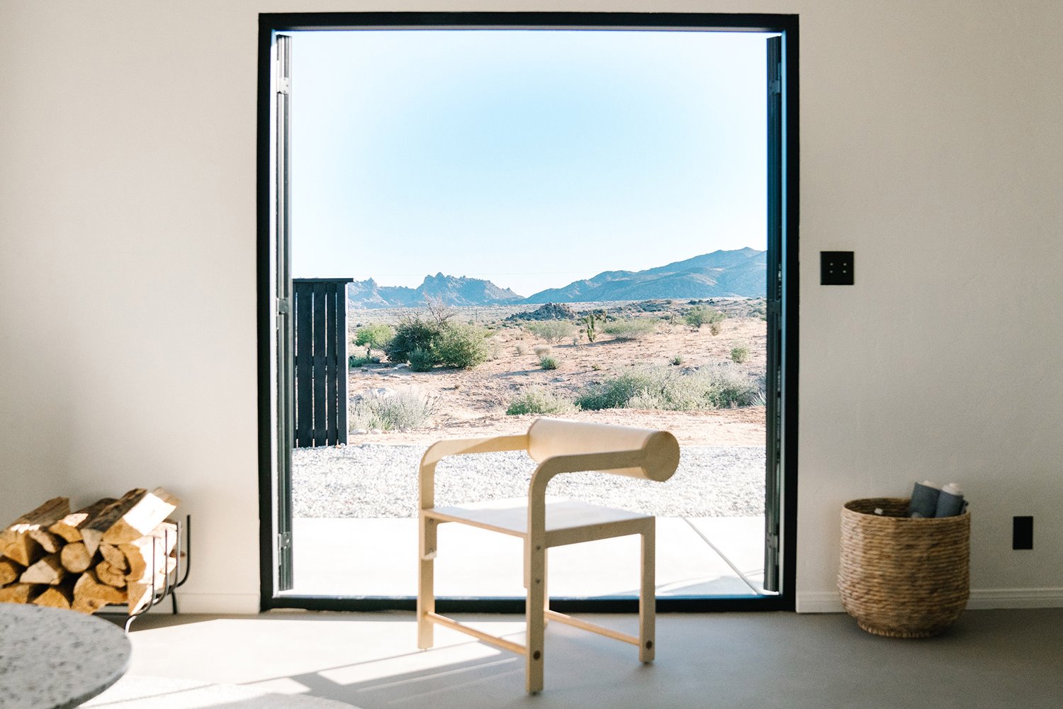 casa mami working holiday studio ventana a paisaje 02