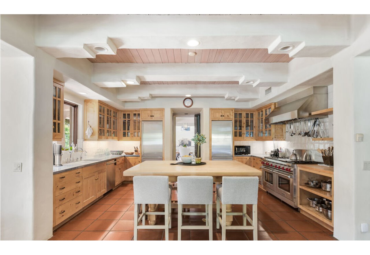 cocina con isla central y taburetes altos casa de estilo mediterráneo del director de cine James Cameron