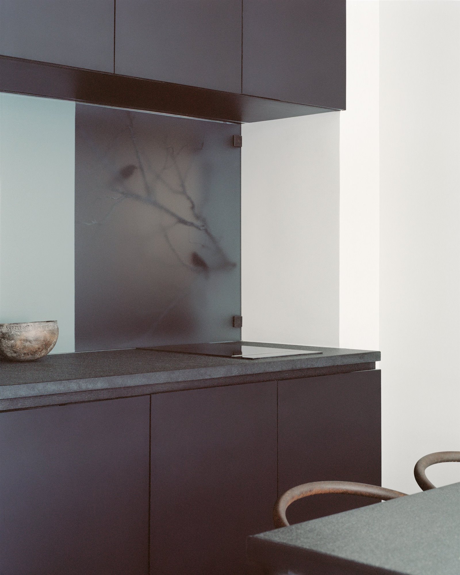 Cocina con muebles de obra de color negro